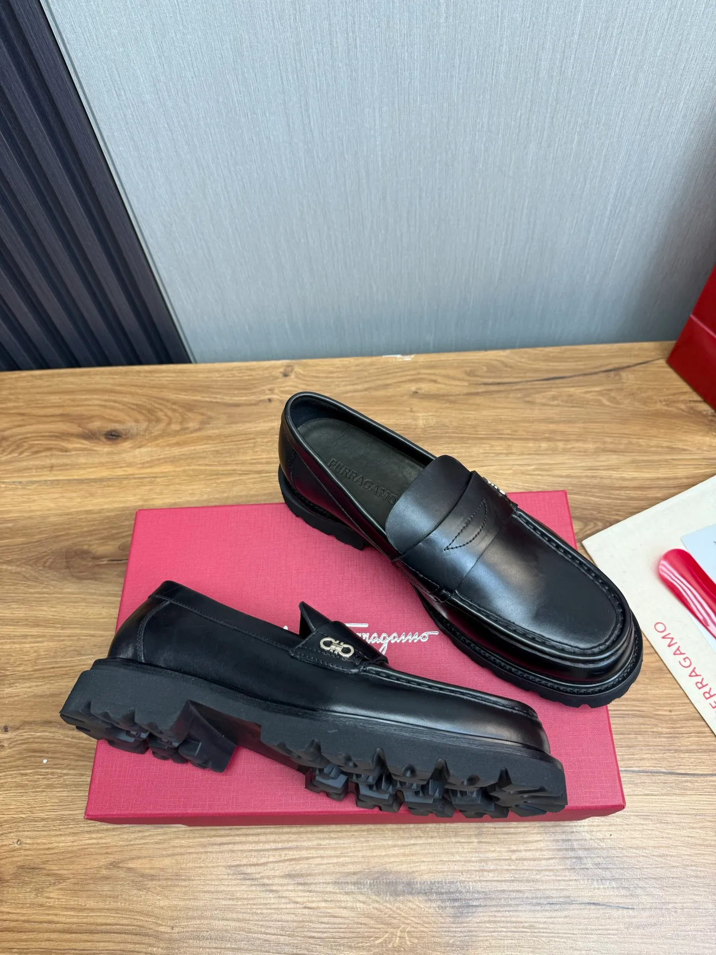 Men's shoes 💰880💰 Ferragamo. [Ferragamo] Men's Loaf leather shoes, the latest hot style, 1:1 original purchase quality, top quality, imported open-edge beaded cowhide leather on the upper, hand-made three-dimensional stitching highlights the round toe design, the inner feet are made of imported cowhide, with original wear-resistant rubber outsole, matching code 39-44, (38, 45 custom-made, non-refundable)